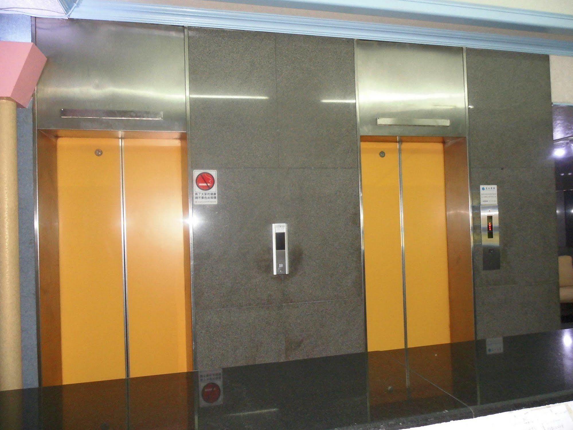 Modern Plaza Hotel Гаосюн Екстер'єр фото